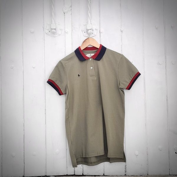 CAMISETA VERDE DE CUELLO NAVY