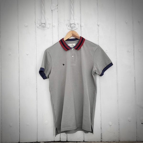 CAMISETA GRIS CUELLO A RAYAS ROJO Y AZUL