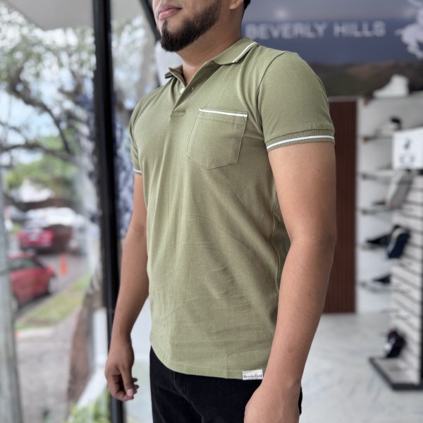 CAMISETA DE CUELLO PARA HOMBRE VERDE CON BOLSILLO