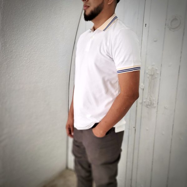 CAMISETA BLANCA CUELLO CREMA A RAYAS AZULES