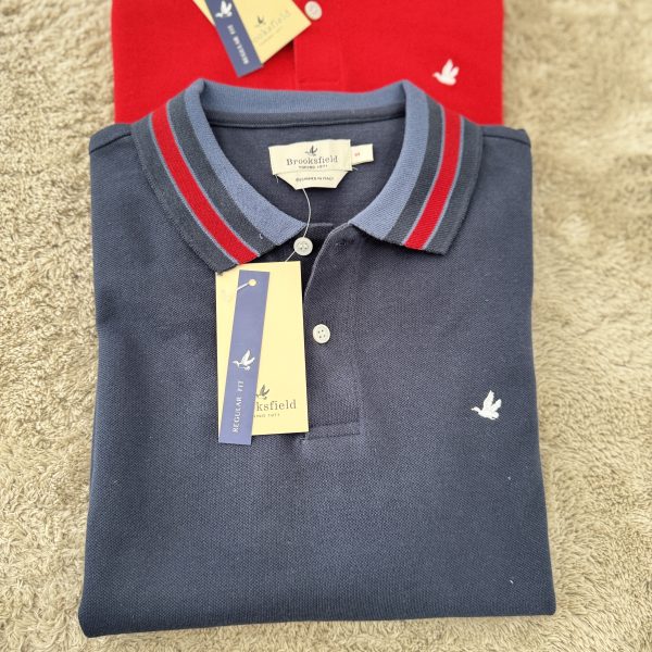 CAMISETA AZUL CUELLO A RAYA ROJA